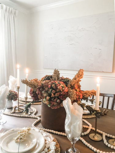 Elegant Thanksgiving table setting using brown, gold, and blush #elegantthanksgivingtablesetting