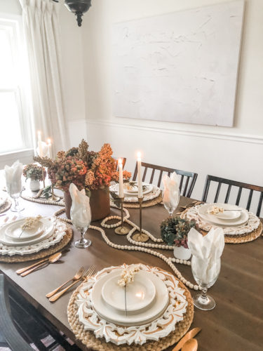 Elegant Thanksgiving table setting using brown, gold, and blush #elegantthanksgivingtablesetting