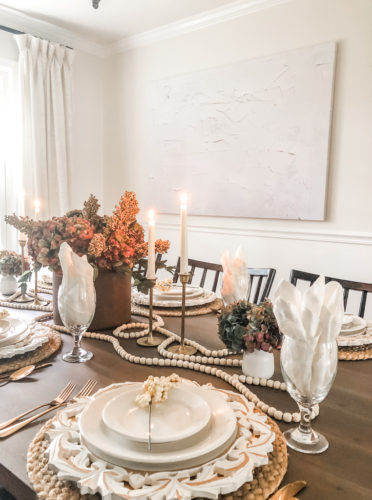 Elegant Thanksgiving table setting using brown, gold, and blush #elegantthanksgivingtablesetting