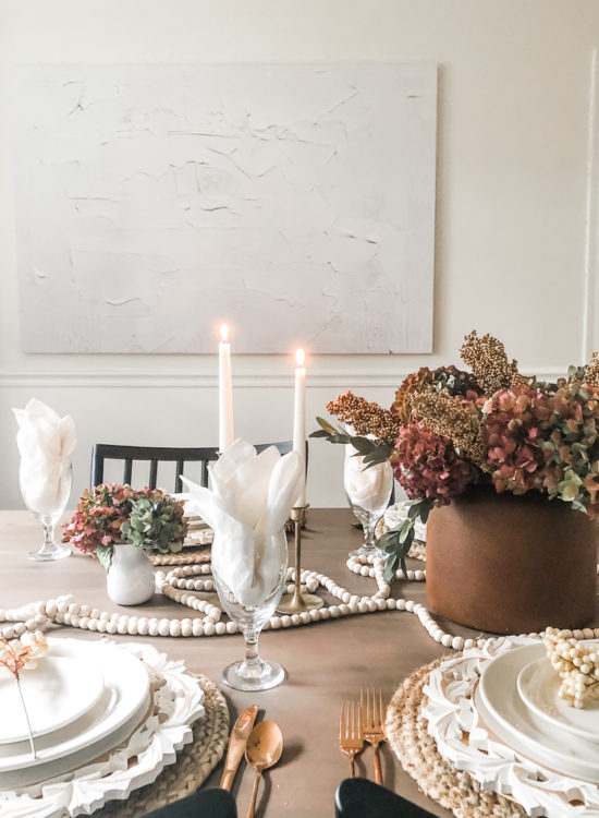Elegant Thanksgiving table setting using brown, gold, and blush #elegantthanksgivingtablesetting