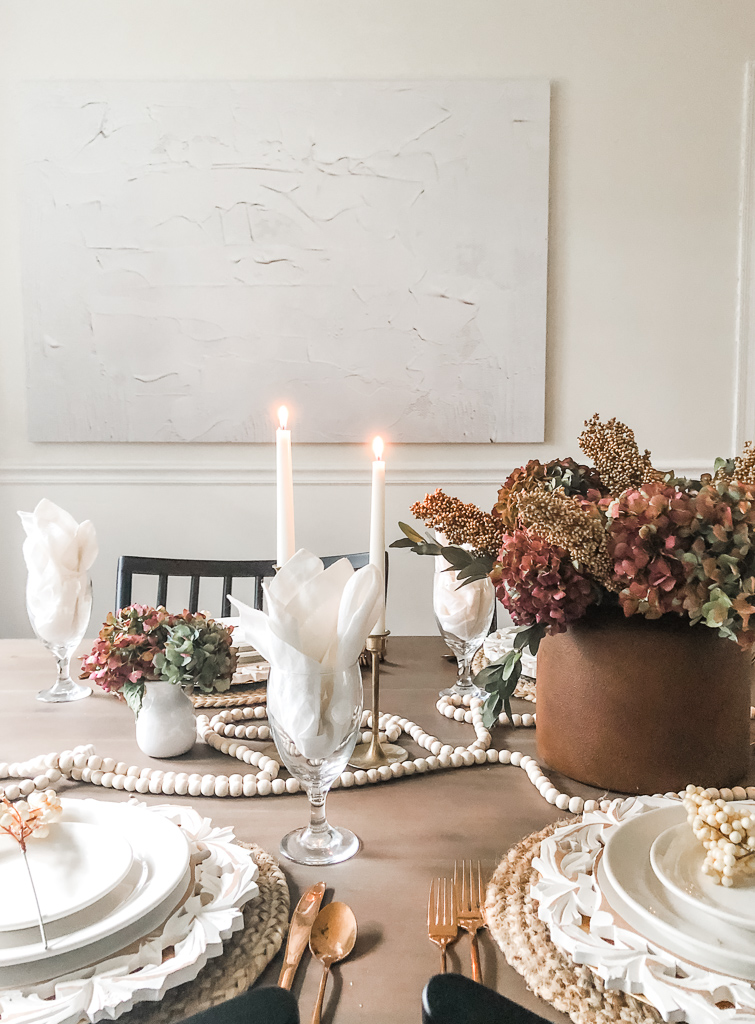 Elegant Thanksgiving table setting using brown, gold, and blush #elegantthanksgivingtablesetting
