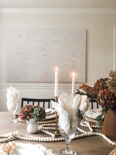 Elegant Thanksgiving table setting using brown, gold, and blush #elegantthanksgivingtablesetting