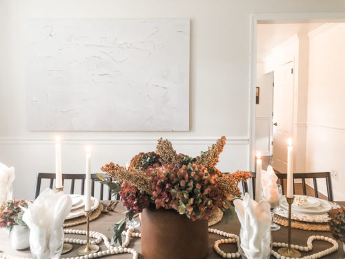 Elegant Thanksgiving table setting using brown, gold, and blush #elegantthanksgivingtablesetting
