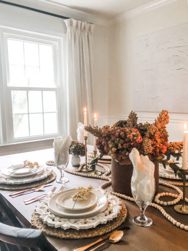 Elegant Thanksgiving table setting using brown, gold, and blush #elegantthanksgivingtablesetting