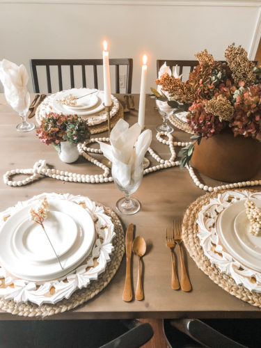 Elegant Thanksgiving table setting using brown, gold, and blush #elegantthanksgivingtablesetting