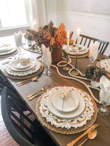 Elegant Thanksgiving table setting using brown, gold, and blush #elegantthanksgivingtablesetting