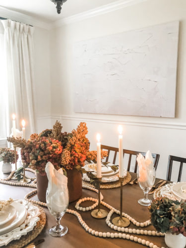 Elegant Thanksgiving table setting using brown, gold, and blush #elegantthanksgivingtablesetting