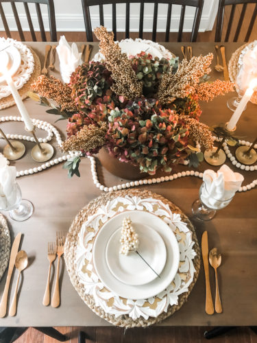 Elegant Thanksgiving table setting using brown, gold, and blush #elegantthanksgivingtablesetting