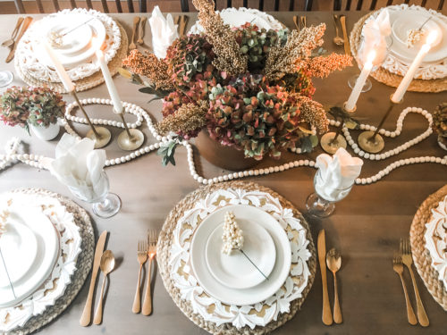 Elegant Thanksgiving table setting using brown, gold, and blush #elegantthanksgivingtablesetting