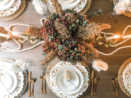 Elegant Thanksgiving table setting using brown, gold, and blush #elegantthanksgivingtablesetting