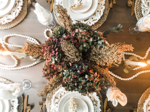 Elegant Thanksgiving table setting using brown, gold, and blush #elegantthanksgivingtablesetting