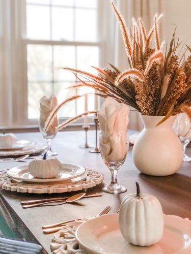 Make this easy and classy, simple Thanksgiving table setting! You can make a version of it using items you already own! #thanksgivingtablesetting #thanksgivingtablescape