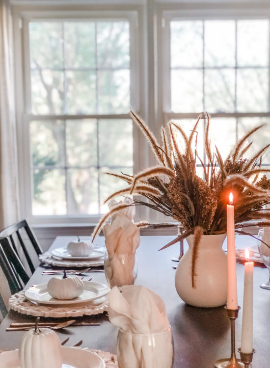 Make this easy and classy, simple Thanksgiving table setting! You can make a version of it using items you already own! #thanksgivingtablesetting #thanksgivingtablescape