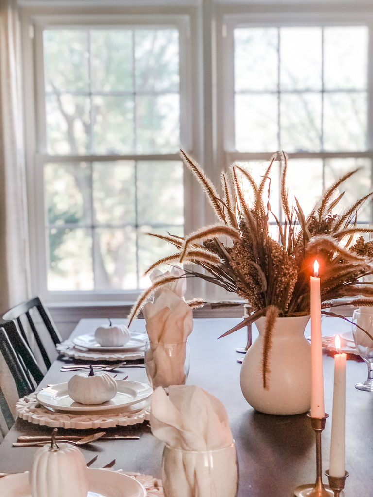 Make this easy and classy, simple Thanksgiving table setting! You can make a version of it using items you already own! #thanksgivingtablesetting #thanksgivingtablescape