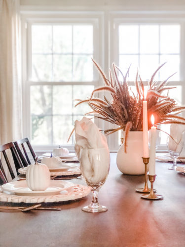 Make this easy and classy, simple Thanksgiving table setting! You can make a version of it using items you already own! #thanksgivingtablesetting #thanksgivingtablescape