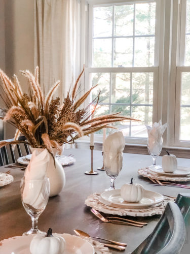 Make this easy and classy, simple Thanksgiving table setting! You can make a version of it using items you already own! #thanksgivingtablesetting #thanksgivingtablescape