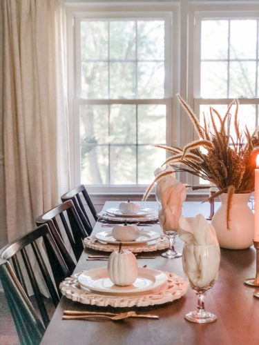Make this easy and classy, simple Thanksgiving table setting! You can make a version of it using items you already own! #thanksgivingtablesetting #thanksgivingtablescape
