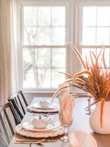Make this easy and classy, simple Thanksgiving table setting! You can make a version of it using items you already own! #thanksgivingtablesetting #thanksgivingtablescape