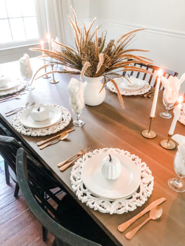 Make this easy and classy, simple Thanksgiving table setting! You can make a version of it using items you already own! #thanksgivingtablesetting #thanksgivingtablescape
