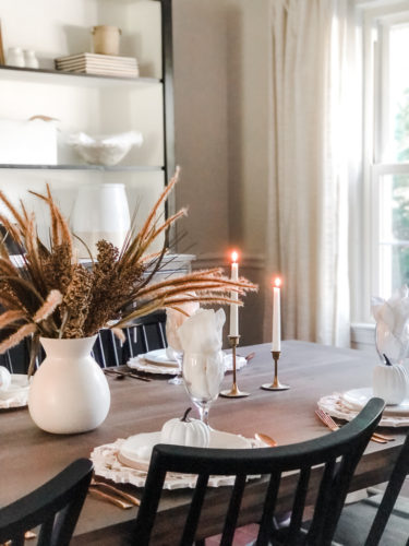 Make this easy and classy, simple Thanksgiving table setting! You can make a version of it using items you already own! #thanksgivingtablesetting #thanksgivingtablescape