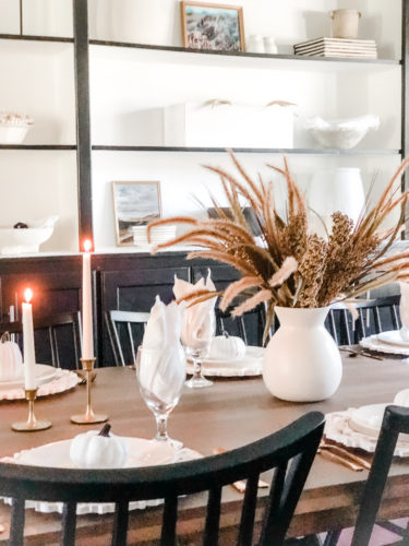 Make this easy and classy, simple Thanksgiving table setting! You can make a version of it using items you already own! #thanksgivingtablesetting #thanksgivingtablescape