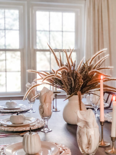 Make this easy and classy, simple Thanksgiving table setting! You can make a version of it using items you already own! #thanksgivingtablesetting #thanksgivingtablescape