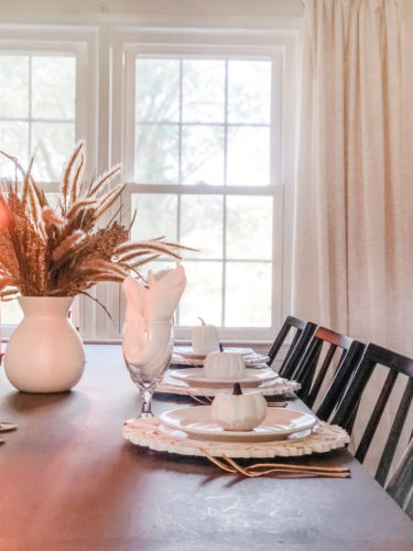 Make this easy and classy, simple Thanksgiving table setting! You can make a version of it using items you already own! #thanksgivingtablesetting #thanksgivingtablescape
