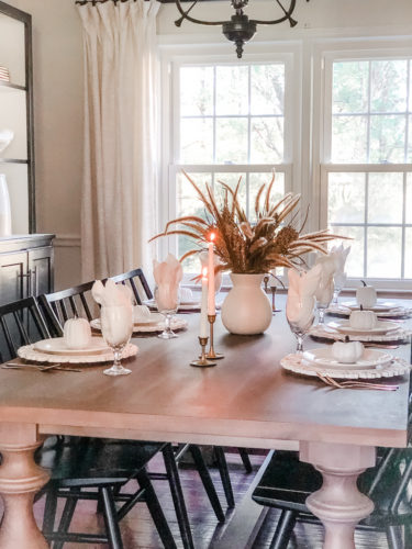 Make this easy and classy, simple Thanksgiving table setting! You can make a version of it using items you already own! #thanksgivingtablesetting #thanksgivingtablescape