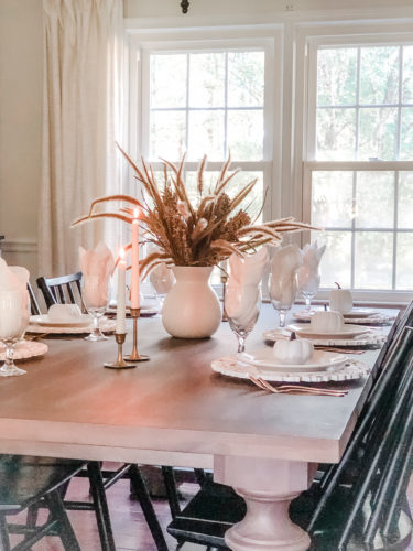 Make this easy and classy, simple Thanksgiving table setting! You can make a version of it using items you already own! #thanksgivingtablesetting #thanksgivingtablescape