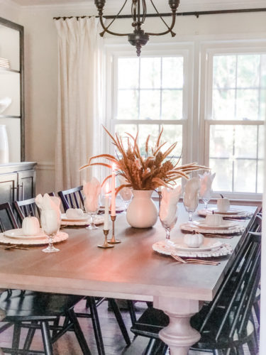 Make this easy and classy, simple Thanksgiving table setting! You can make a version of it using items you already own! #thanksgivingtablesetting #thanksgivingtablescape
