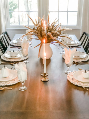 Make this easy and classy, simple Thanksgiving table setting! You can make a version of it using items you already own! #thanksgivingtablesetting #thanksgivingtablescape