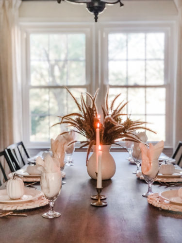 Make this easy and classy, simple Thanksgiving table setting! You can make a version of it using items you already own! #thanksgivingtablesetting #thanksgivingtablescape