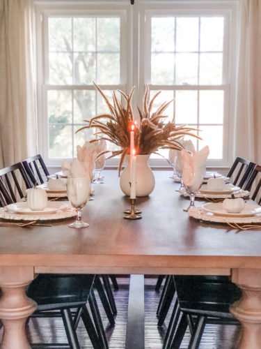 Make this easy and classy, simple Thanksgiving table setting! You can make a version of it using items you already own! #thanksgivingtablesetting #thanksgivingtablescape