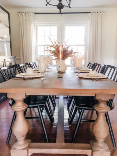 Make this easy and classy, simple Thanksgiving table setting! You can make a version of it using items you already own! #thanksgivingtablesetting #thanksgivingtablescape