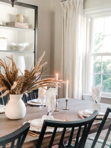 Make this easy and classy, simple Thanksgiving table setting! You can make a version of it using items you already own! #thanksgivingtablesetting #thanksgivingtablescape