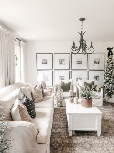 Budget friendly and simple Christmas decorations for a cozy Christmas living room #simplechristmasdecorations #simplechristmasdecor