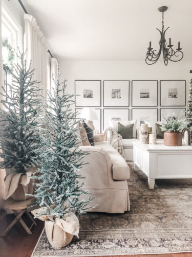 Budget friendly and simple Christmas decorations for a cozy Christmas living room #simplechristmasdecorations #simplechristmasdecor