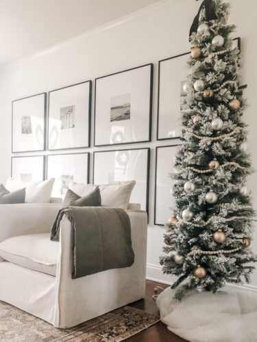 Budget friendly and simple Christmas decorations for a cozy Christmas living room #simplechristmasdecorations #simplechristmasdecor