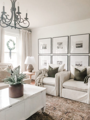 Budget friendly and simple Christmas decorations for a cozy Christmas living room #simplechristmasdecorations #simplechristmasdecor