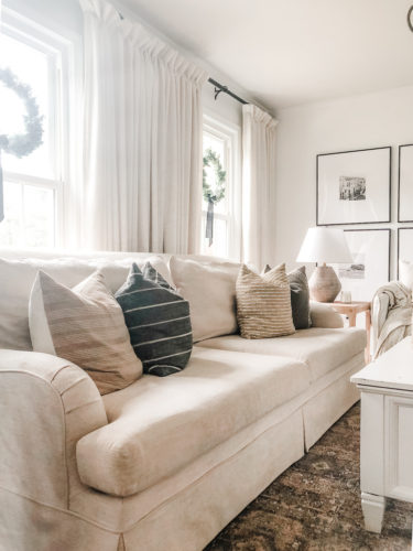 Budget friendly and simple Christmas decorations for a cozy Christmas living room #simplechristmasdecorations #simplechristmasdecor