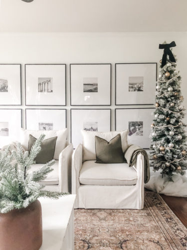 Budget friendly and simple Christmas decorations for a cozy Christmas living room #simplechristmasdecorations #simplechristmasdecor