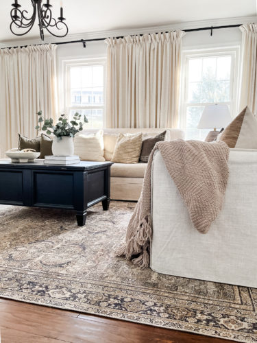Black and white living room, neutral living room, sophisticated living room #neutrallivingroom #sophisticatedlivingroom