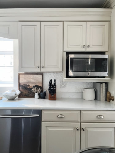 Refresh your kitchen countertops using these tips for kitchen counter styling! #kitchencounterstyling #kitchencounterdecor