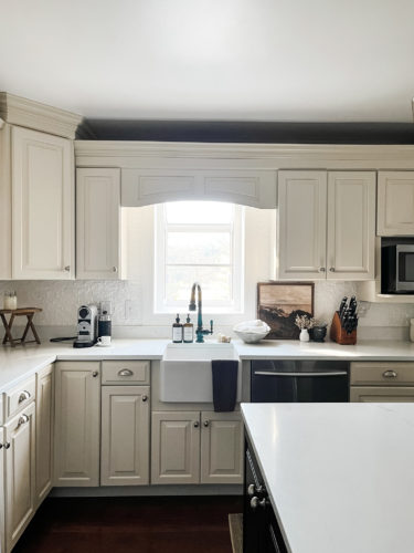 Refresh your kitchen countertops using these tips for kitchen counter styling! #kitchencounterstyling #kitchencounterdecor