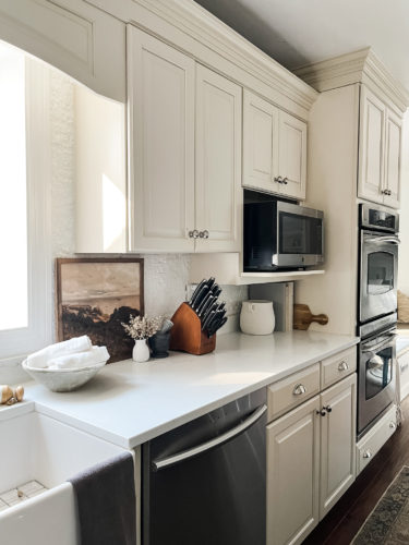 Refresh your kitchen countertops using these tips for kitchen counter styling! #kitchencounterstyling #kitchencounterdecor