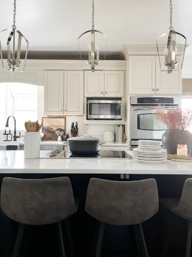 Refresh your kitchen countertops using these tips for kitchen counter styling! #kitchencounterstyling #kitchencounterdecor