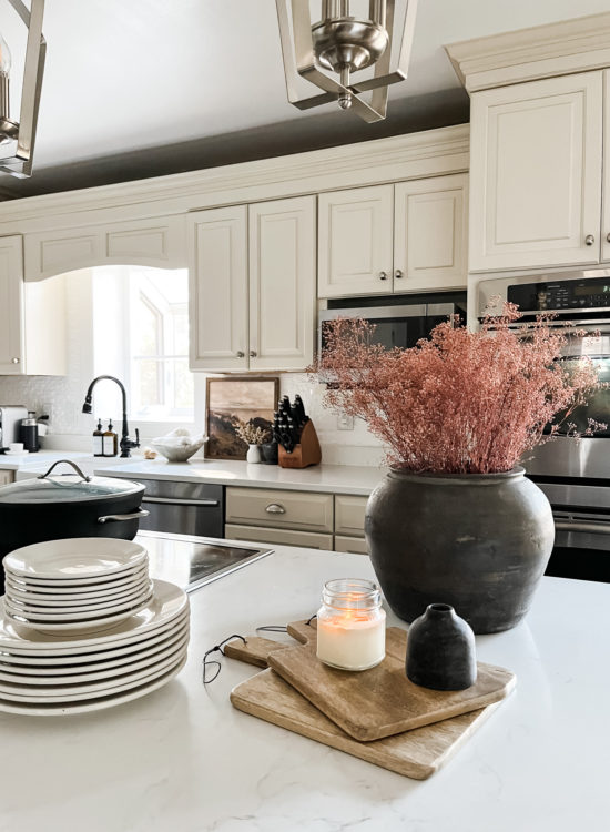 Refresh your kitchen countertops using these tips for kitchen counter styling! #kitchencounterstyling #kitchencounterdecor