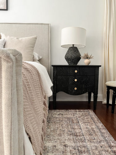 Primary bedroom using black and white bedroom ideas for sophisticated design Inso #blackandwhitebedroomideas #bedroomideas