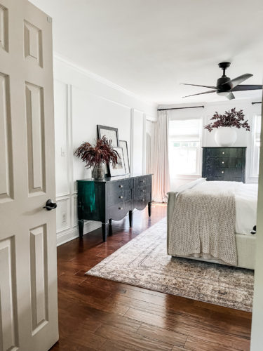 Black and white transitional primary bedroom with picture frame moulding #primarybedroom #transitionalbedroom #blackandwhitebedroom #modernbedroom