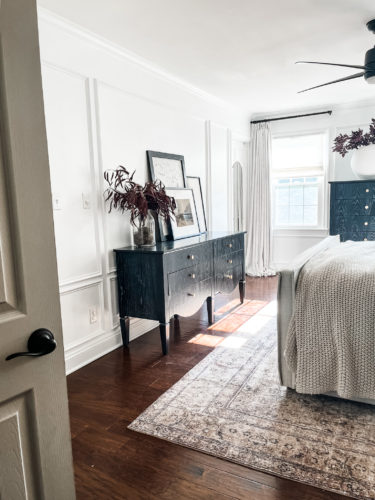 Black and white transitional primary bedroom with picture frame moulding #primarybedroom #transitionalbedroom #blackandwhitebedroom #modernbedroom